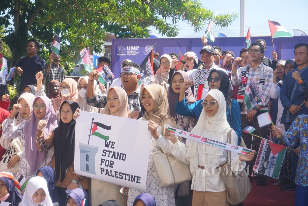Sivitas Akademika Universitas Muhammadiyah Purwokerto menyerukan bela Palestina di Purwokerto, Banyumas, Jawa Tengah, Selasa (7/5/2024).