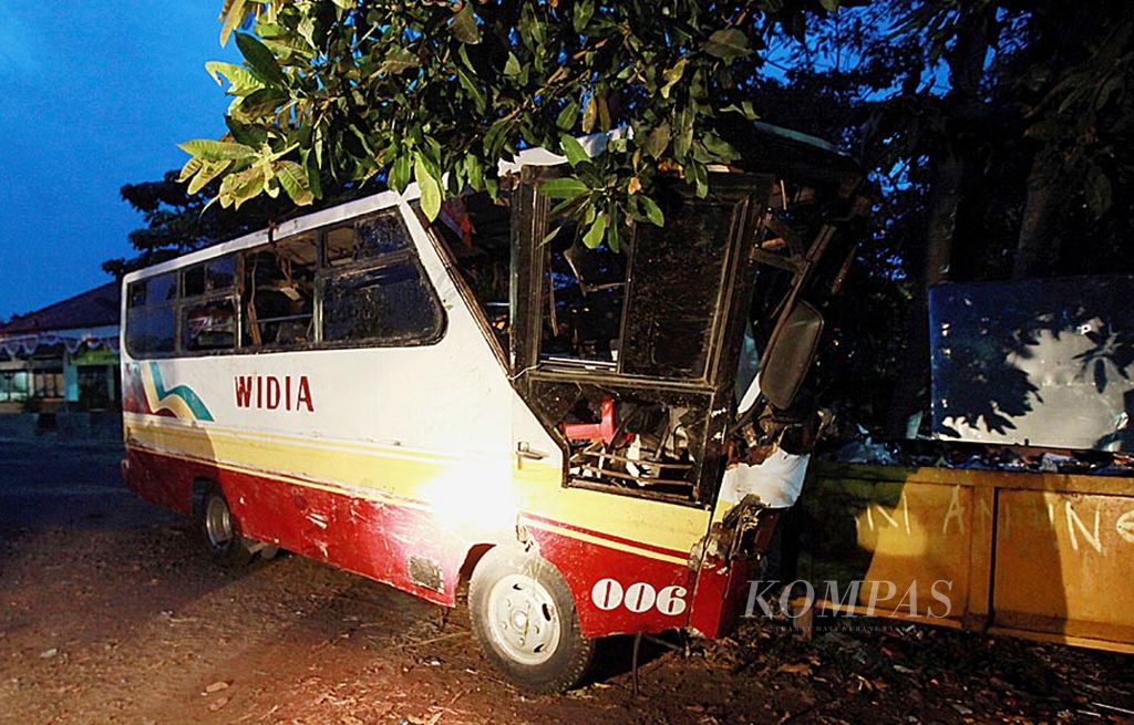 Mini bus PO Widia bernomor polisi Z 7740 A dievakuasi dan ditahan sebagai barang bukti di markas Polres Subang,  Jawa Barat, Selasa (5/9). Mini bus itu mengalami kecelakaan karena sopirnya hilang kendali di Cijambe, Kabupaten Subang,  dan mengakibatkan 3 orang tewas, 10 orang luka-luka. 