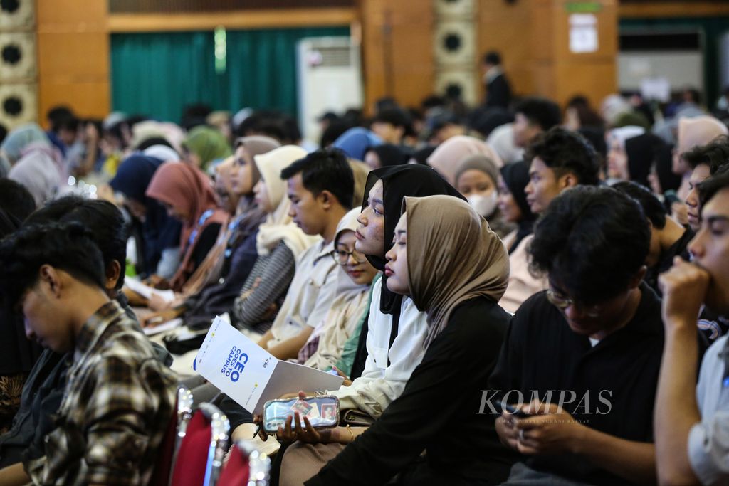 Antusiasme mahasiswa mendengarkan materi dari para pembicara dalam diskusi CEO Goes To Campus di Auditorium Prof Harun Nasution, UIN Syarif Hidayatullah Jakarta, di Ciputat, Tangerang Selatan, Banten, Selasa (19/12/2023).