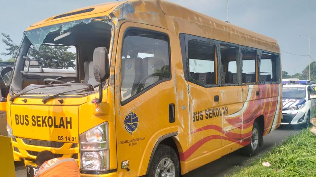 Kendaraan minibus yang terbalik setelah menabrak bus di Tol Padaleunyi Kilometer 174, Kabupaten Bandung, Jawa Barat, Minggu (7/4/2024). Peristiwa ini mengakibatkan enam penumpang minibus luka-luka.