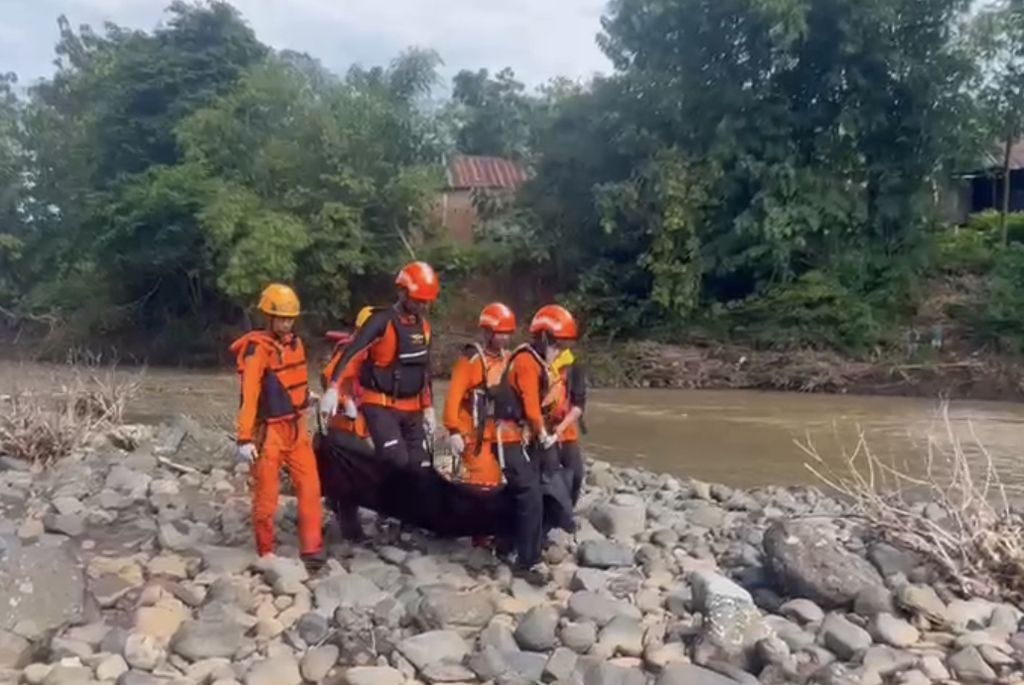 Tim SAR gabungan yang dipimpin Basarnas Sulawesi Selatan mengevakuasi salah satu pekerja proyek Bendungan Pamukkulu yang tewas terseret luapan sungai di Kabupaten Takalar, Sulawesi Selatan, Rabu (15/3/2023).