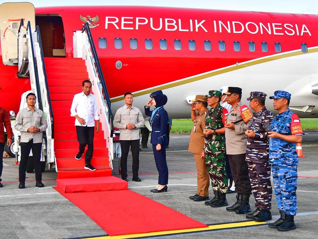 Presiden Joko Widodo melakukan kunjungan kerja ke Provinsi Kalimantan Timur, Senin (3/6/2024). Ia tiba di Bandara Internasional Sultan Aji Muhammad Sulaiman Sepinggan, Kota Balikpapan, pukul 17.45.