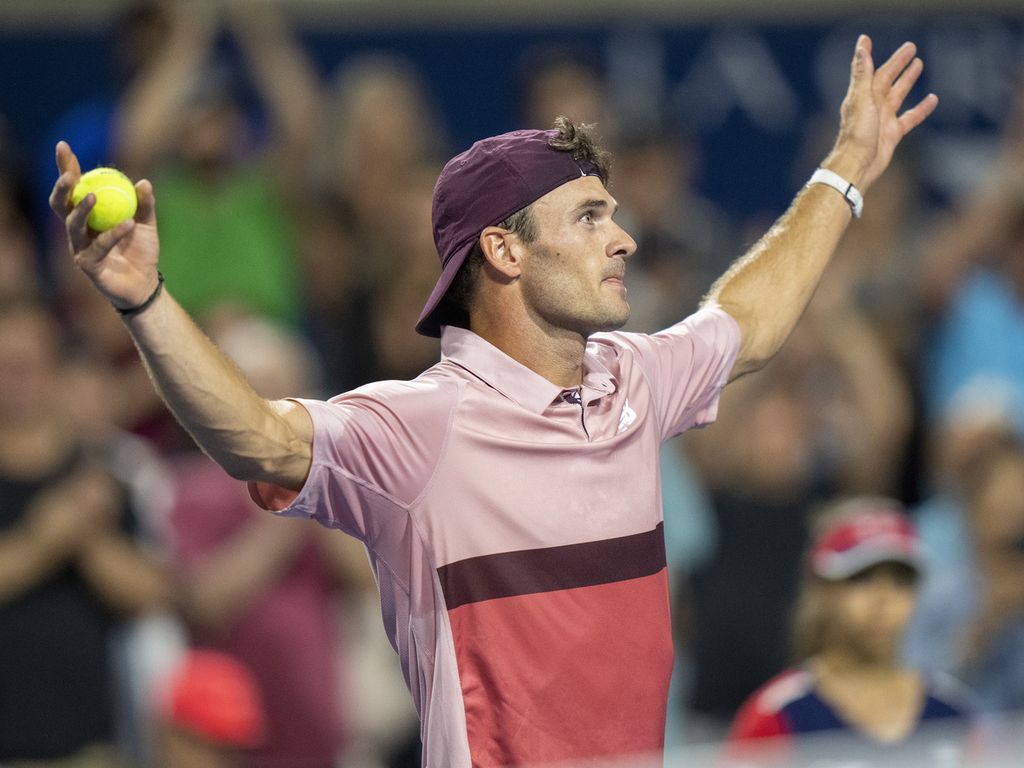 Petenis AS, Tommy Paul, membuat kejutan dengan mengalahkan petenis Spanyol, Carlos Alcaraz, pada pertandingan perempat final turnamen ATP Masters 1000 Kanada di Toronto, Sabtu (12/8/2023) WIB. Paul menang dengan skor 6-3, 4-6, 6-3. 