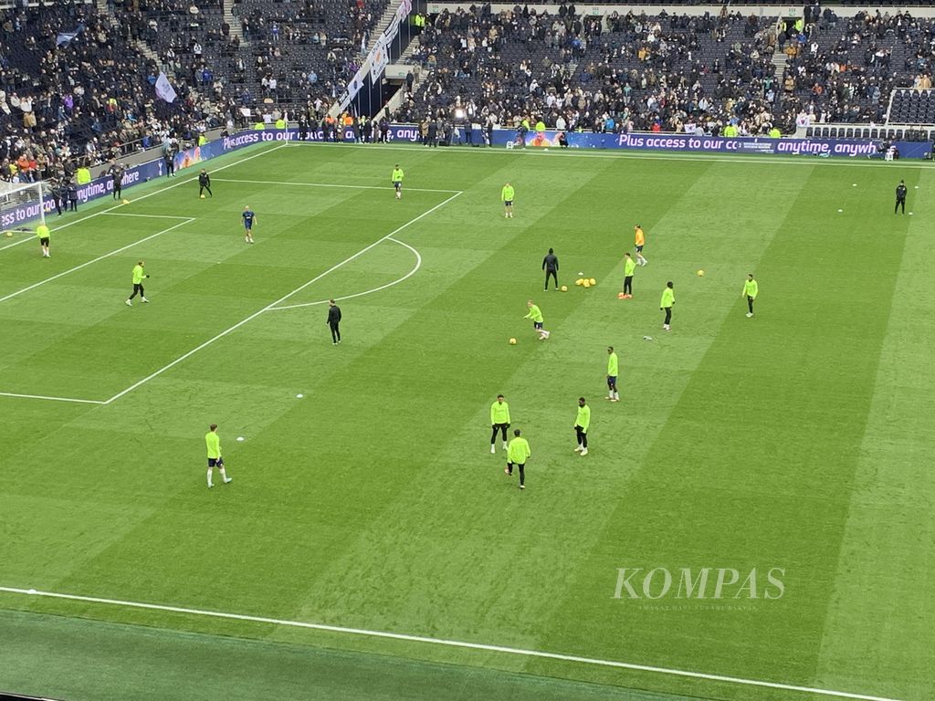 Para pemain Tottenham Hotspur melakukan pemanasan sebelum bertanding melawan Chelsea dalam laga terakhir di pekan ke-25, Minggu (26/2/2023), di Tottenham Hotspur Stadium, London. Dalam laga itu, Spurs mengalahkan Chelsea dengan skor 2-0.