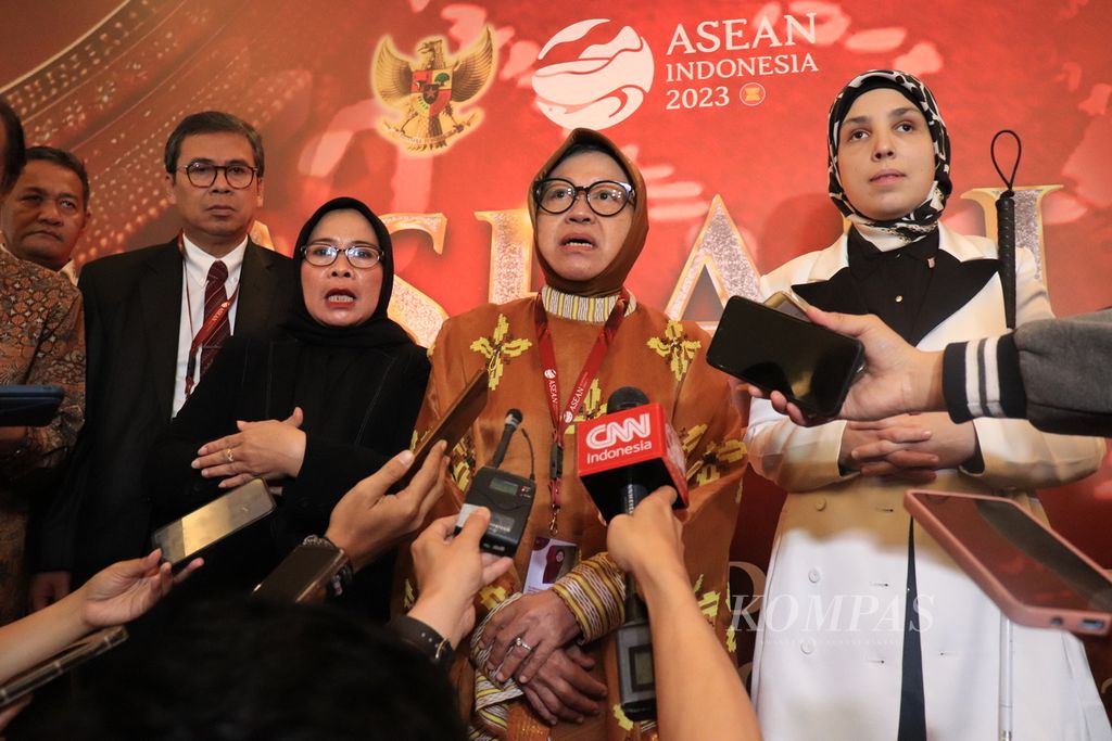 Menteri Sosial Republik Indonesia Tri Rismaharini saat diwawancara wartawan setelah pembukaan Forum Tingkat Tinggi ASEAN tentang pembangunan inklusif bagi penyandang disabilitas dan kemitraan pasca-2025 di Hotel Fourpoint, Makassar, Sulawesi Selatan, Selasa (10/10/2023).