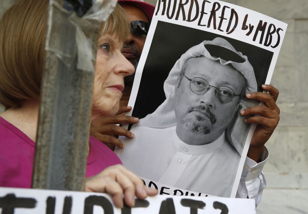 Pengunjuk rasa di depan Kedutaan Besar Arab Saudi di Washington, AS, memegang foto Jamal Khashoggi, Rabu (10/10/2018). Nasib Khashoggi, warga Saudi yang tinggal di AS, tidak diketahui sejak masuk ke konsulat Arab Saudi di Istanbul, Turki, pada 2 Oktober 2018.