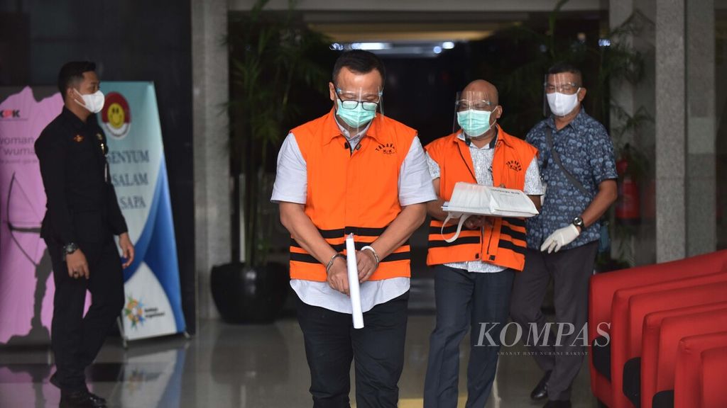 Bekas Menteri Kelautan dan Perikanan Edhy Prabowo meninggalkan Gedung Komisi Pemberantasan Korupsi (KPK) Kuningan, Jakarta, Senin (22/2/2021). 