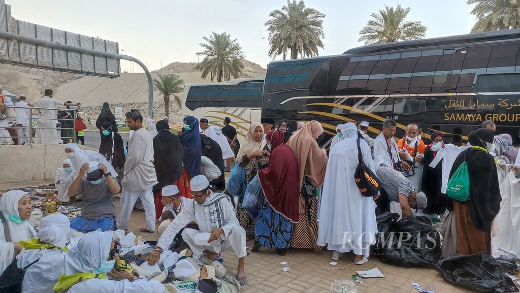 Sejumlah anggota jemaah haji asal Indonesia sedang melihat pernak-pernik suvenir haji yang dijajakan pedagang kaki lima di dekat Kantor Urusan Haji Indonesia Daerah Kerja Mekkah di Syisya, Mekkah, Arab Saudi, Sabtu (30/6/2022).  
