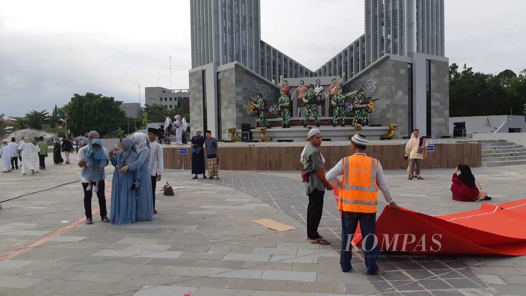 Petugas merapikan karpet shalat di Bundaran Besar Palangkaraya, Kalimantan Tengah, yang menjadi tempat shalat Idul Fitri pada Rabu (10/4/2024). Bundaran Besar kini menjadi ikon baru Kota Palangkaraya dan Kalimantan Tengah.