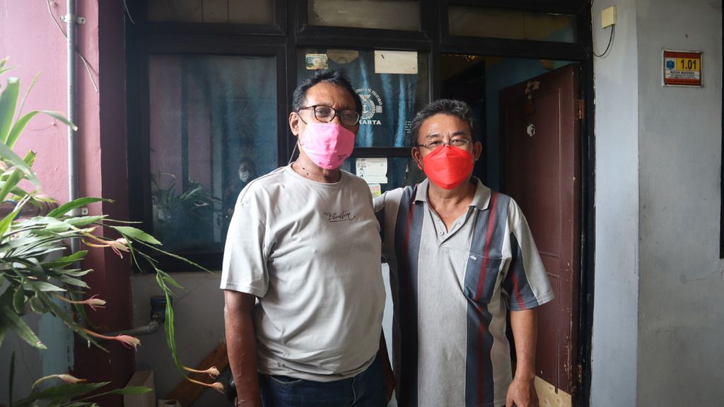 Dika (kiri) dan warga Kluster B Rusunawa Marunda, Jakarta Utara, lainnya saat ditemui, Senin (14/3/2022). Warga lansia ini mengharapkan masalah polusi debu batubara segera teratasi agar tidak membahayakan kesehatan mereka.