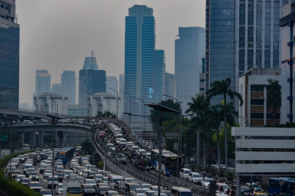 Kepadatan lalu lintas terjadi di Jalan Gatot Subroto, Jakarta Selatan, Selasa (9/5/2023). 