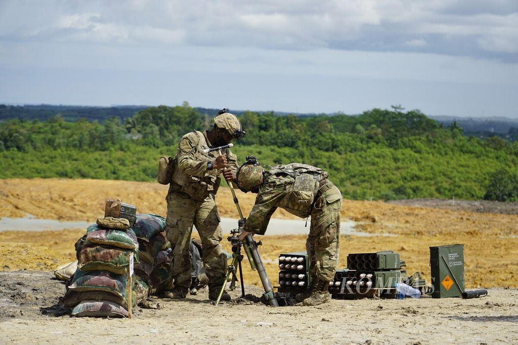 Prajurit US Army membersihkan pelontar mortir setelah dipakai dalam Garuda Shield 15/2021, latihan gabungan TNI AD dan US Army, di Pusat Latihan Tempur Amborawang, Kecamatan Samboja, Kutai Kartanegara, Kalimantan Timur, Kamis (12/8/2021).
