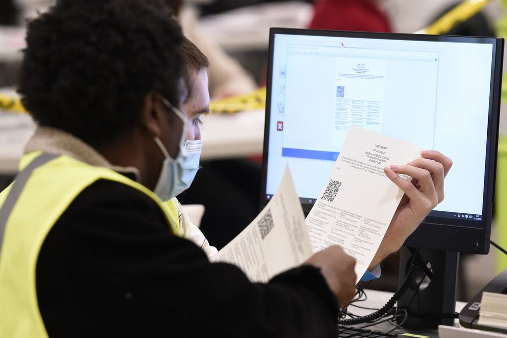 Petugas Pemilu wilayah Cobb memeriksa surat suara saat penghitungan ulang di Marietta, Georgia, AS, Selasa (24/11/2020). Petugas pemilu di seluruh wilayah Georgia telah memulai mesin penghitungan ulang resmi dari sekitar 5 juta suara yang diberikan dalam pemilihan presiden di negara bagian itu. 