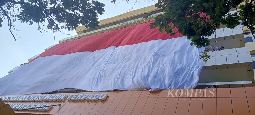 Dalam perayaam HUT Ke-78 Kemersekaan RI, Rumah Sakit Umum Daerah Saiful Anwar di Kota Malang memilih mengibarkan bendera Merah Putih berukuran 30 meter x 15 meter, dengan jumlah pengibar bendera terbanyak, yaitu 200 nakes, Jumat (18/8/2023). 