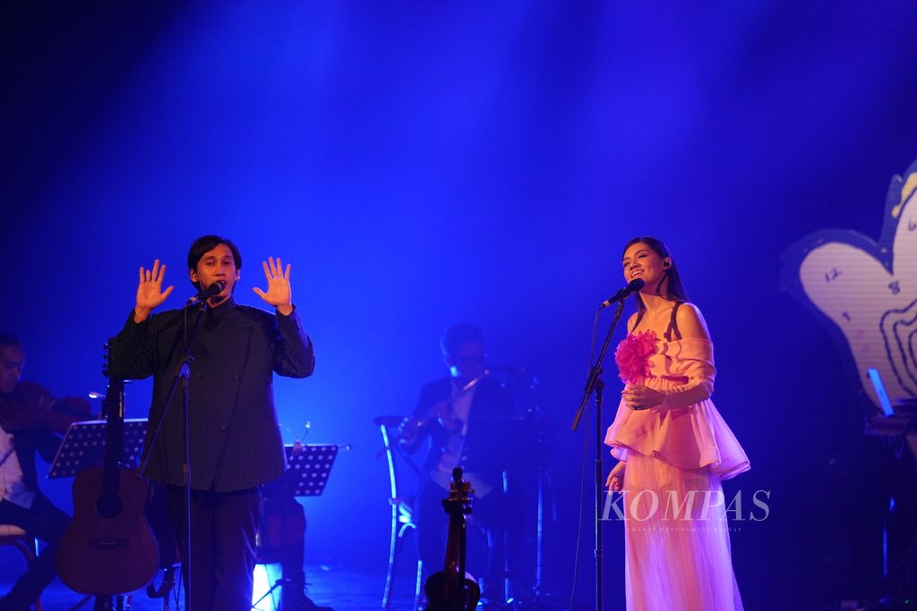 Ananda Badudu dan Monita Tahalea dalam<i> Konser Intim: Pada Waktu</i> di Gedung Kesenian Jakarta (GKJ), Senin (13/11/2023).