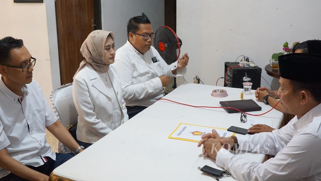 Rektor Universitas Surakarta Astrid Widayani (tengah) mendaftarkan diri untuk ikut serta dalam penjaringan calon wali kota Surakarta melalui DPC Partai Gerindra Kota Surakarta, Jawa Tengah, Kamis (9/5/2024).