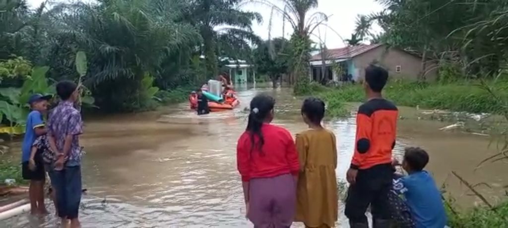 Petugas dari Badan Penanggulangan Bencana Daerah Kabupaten Batu Bara, Sumatera Utara, mengevakuasi warga dan barang-barangnya dari daerah yang terendam banjir, Jumat (18/11/2022). 