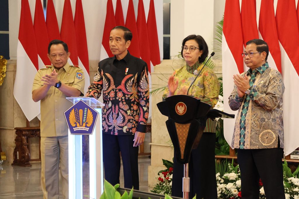 Presiden Joko Widodo saat penyerahan DIPA kementerian/lembaga dan daftar alokasi transfer ke daerah tahun anggaran 2024 dalam bentuk digital di Istana Negara, Jakarta, Rabu (29/11/2023). 