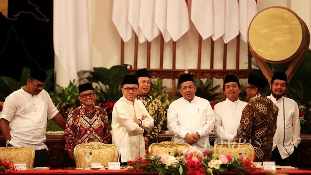Sejumlah pimpinan lembaga negara berbincang sebelum buka puasa bersama Presiden Joko Widodo di Istana Negara, Jakarta, Senin (6/5/2019).