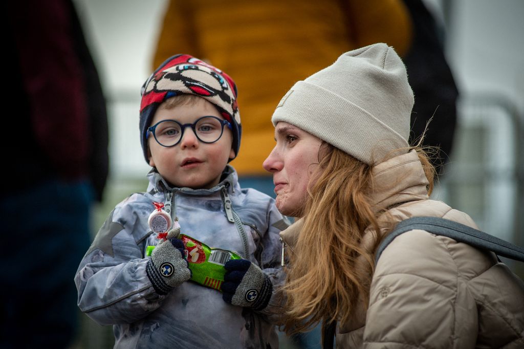 Seorang anak dan Ibunya, warga Ukraina, menanti giliran untuk menyeberang perbatasan Ukraina-Slowakia di Vysne Nemecke, Slowakia timur, Selasa (1/3). Lebih dari 660000 warga Ukraina telah menyerbu perbatasan untuk menyeberang ke Polandia, Moldova, Hongaria, Romania, dan Slowakia. 