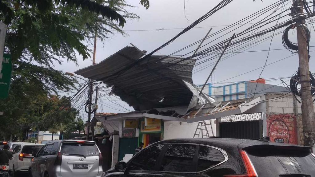 Kanopi rumah terbawa angin kencang di Jakarta, pada Sabtu (5/3/2022) siang.