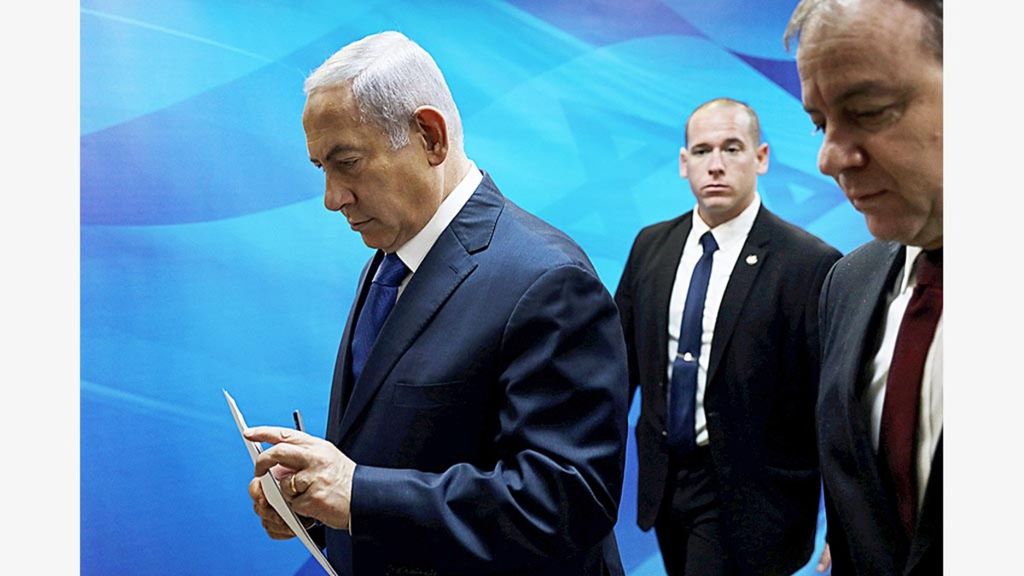 Perdana Menteri Israel Benjamin Netanyahu menghadiri pertemuan kabinet mingguan di kantornya di Jerusalem, 16 Desember 2018. 
