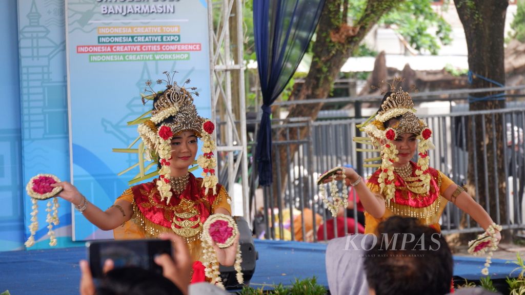 Persembahan tari baksa kembang dalam acara pembukaan Indonesia Creative Cities Festival (ICCF) 2023 "Cangkurah Kayuh Baimbai" di Kota Banjarmasin, Kalimantan Selatan, Rabu (18/10/2023).