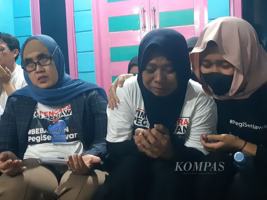 Warga menangis saat mengikuti acara doa bersama di Kampung Saladara, Kelurahan Karyamulya, Kecamatan Kesambi, Kota Cirebon, Jawa Barat, Selasa (25/6/2024) malam. Doa bersama itu merupakan bentuk dukungan terhadap para terpidana dan Pegi Setiawan, tersangka kasus pembunuhan Vina pada 2016.