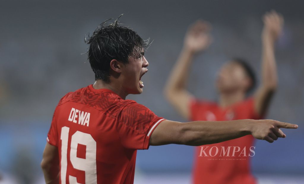 Bek Indonesia U-24, Alfeandra Dewangga Santosa, memprotes keputusan hakim garis yang menganulir gol saat laga melawantim Uzbekistan U-24 dalam babak 16 besar sepak bola Asian Games 2022 di Shancheng Sports Centre Stadium di kota Hangzhou, China, Kamis (28/9/2023). 