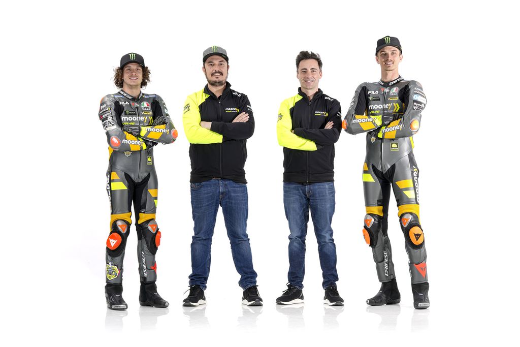Dari kiri, pebalap tim Mooney VR46 Racing, Marco Bezzecchi, Direktur Tim Alessio Salucci, Manajer Tim Pablo Nieto, dan pebalap Luca Marini berpose saat peluncuran <i>livery motor </i>untuk MotoGP musim 2022 di Tavullia, Italia, Kamis (24/2/2022).