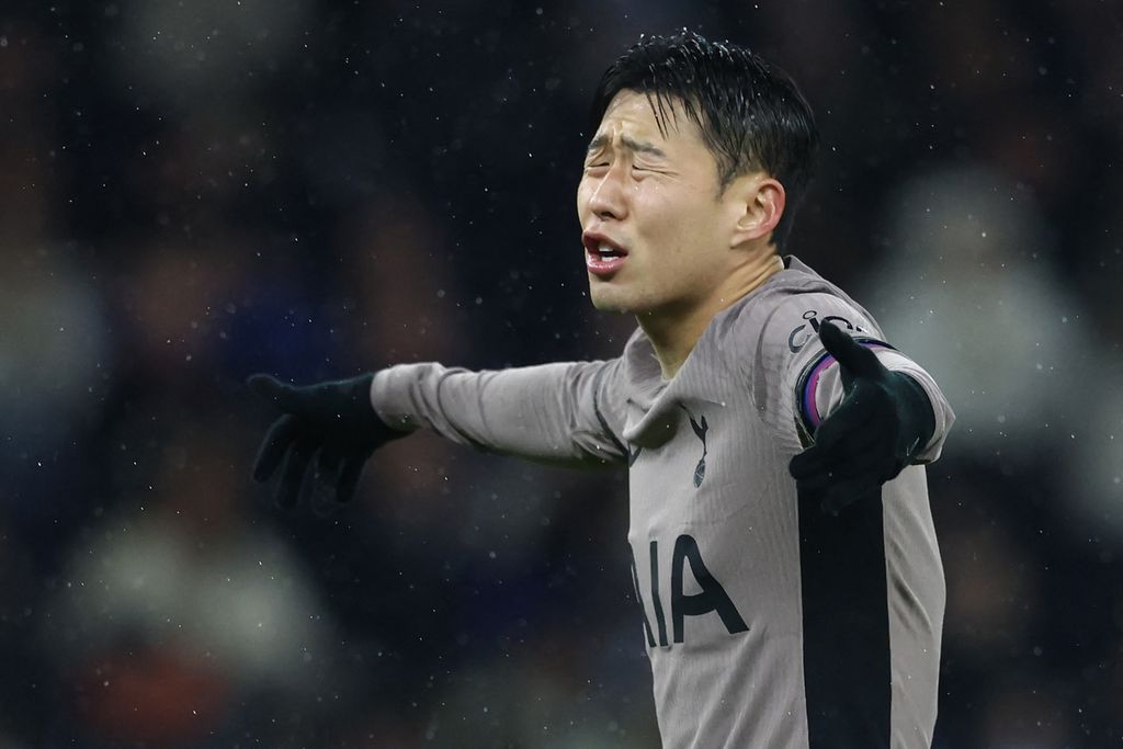 Ekspresi penyerang Tottenham Hotspur, Son Heung-min, setelah mencetak gol pembuka bagi timnya saat pertandingan sepak bola Liga Utama Inggris antara Manchester City dan Tottenham Hotspur di Stadion Etihad di Manchester, Inggris, Senin (4/12/2023) dini hari WIB. 