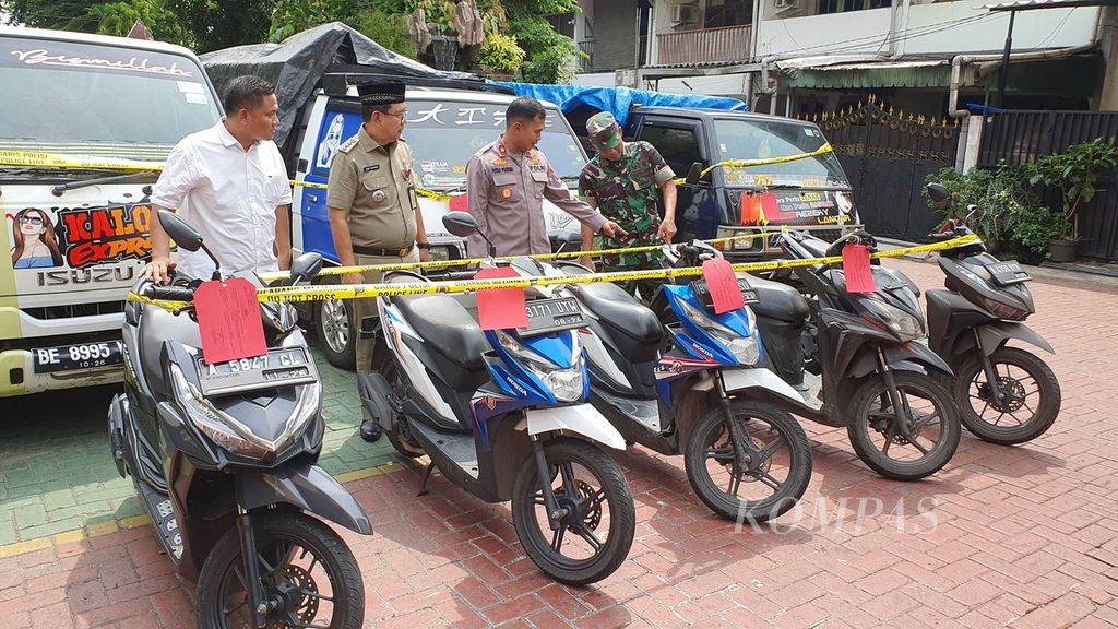 Ilustrasi. Lima sepeda motor dan tiga mobil bak terbuka hasil curian oleh 12 anggota sindikat pencuri motor asal Lampung diamankan Kepolisian Sektor Tambora, Jakarta Barat, Senin (8/5/2023). 