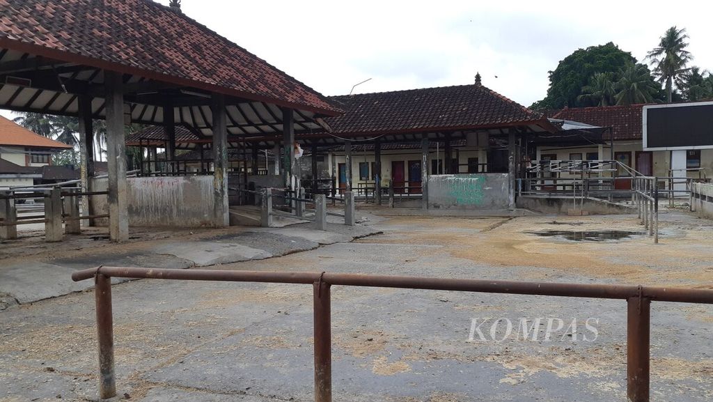 Pasar hewan di Pasar Beringkit, Kabupaten Badung, masih sepi pada Senin (18/7/2022) menyusul ditutupnya aktivitas dan transaksi hewan ternak di pasar hewan sebagai upaya menanggulangi PMK di Bali.