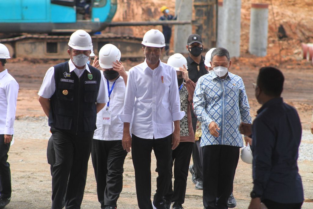 President Joko Widodo accompanied by Governor of South Sumatra Herman Deru (left) and Minister of Energy and Mineral Resources Arifin Tasrif (right) inspected the site of the coal gasification project under construction in the Tanjung Enim Industrial Zone, Tanjung Lalang, Tanjung Agung, Muara Enim, South Sumatra, on Monday (24/1/2022).
