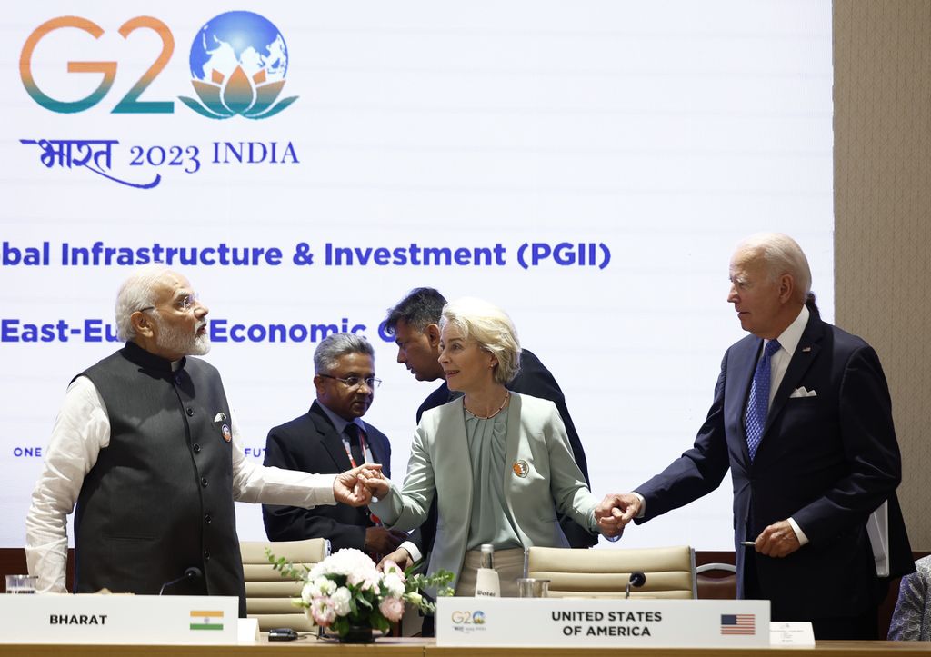 Di barisan depan, Presiden Uni Eropa Ursula von der Leyen (tengah) menggandeng tangan Perdana Menteri India Narendra Modi (kiri) dan Presiden Amerika Serikat Joe Biden (kanan) saat hadir kegiatan Kerja Sama untuk Infrastruktur Global dan Investasi KTT G20 yang berlangsung di New Delhi, India, Sabtu (9/9/2023). Biden, Von der Leyen, Modi dan sejumlah pemimpin yang hadir dalam kegiatan ini mengumumkan rencana pembangunan koridor ekonomi baru, IMEC, yang akan menghubungkan India-Timur Tengah-Eropa.