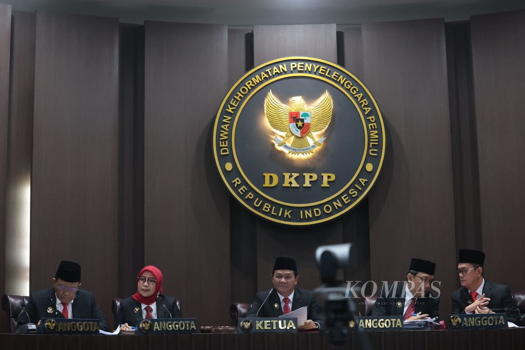 Ketua DKPP Heddy Lugito (tengah), didampingi anggota DKPP I Dewa Raka Sandi (kedua dari kanan), M Tio Aliansyah (kanan), Ratna Dewi Pettalolo (kedua dari kiri), dan J Kristiadi (kiri), mengikuti sidang etik dugaan pelanggaran verifikasi faktual partai politik peserta pemilu dengan mengubah data dari tidak memenuhi syarat menjadi memenuhi syarat, di DKPP, Jakarta, Rabu (8/2/2023).