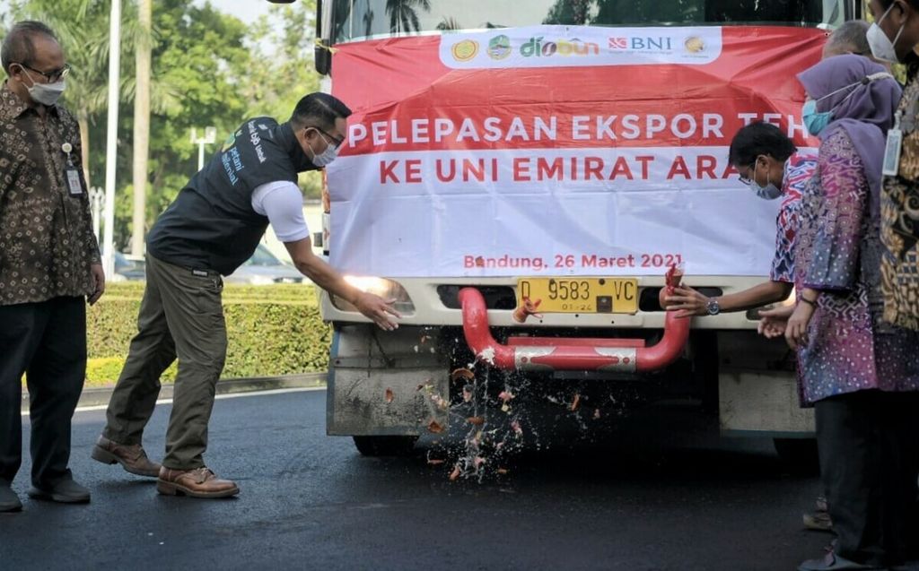 Gubernur Jawa Barat Ridwan Kamil (kedua kiri) melepas ekspor 20 ton teh ke Uni Emirat Arab di di halaman Gedung Pakuan, Kota Bandung, Jumat (26/3/2021).