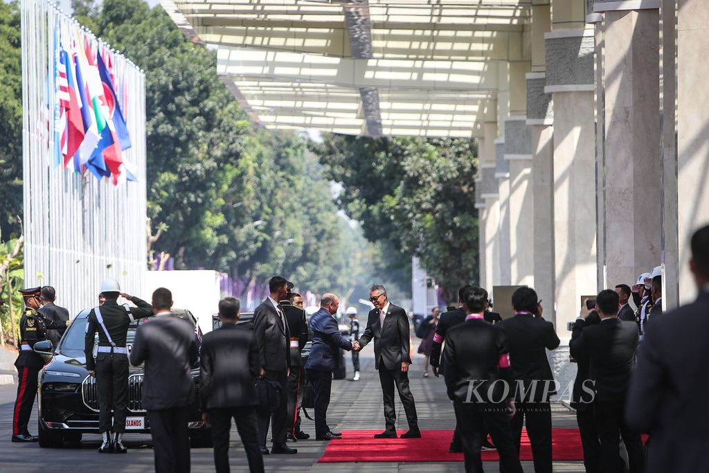 Kepala Protokol Negara Andy Rachmianto (kanan) menyambut kedatangan Perdana Menteri Kepulauan Cook Mark Brown (kiri) menjelang pembukaan KTT ke-43 ASEAN di Jakarta Convention Center, Selasa (5/9/2023).