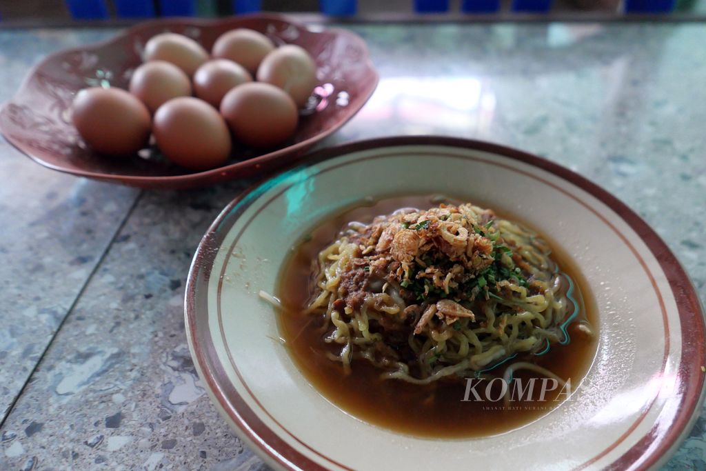 Penampakan mi koba di warung Mie Koba Iskandar di Kota Pangkal Pinang, Provinsi Kepulauan Bangka Belitung, Kamis (25/4/2024). 