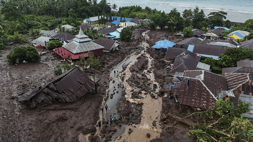 Sejumlah rumah warga yang rusak akibat banjir bandang di Kelurahan Rua, Kota Ternate, Maluku Utara, Minggu (25/8/2024). Banjir bandang yang membawa material tanah, pasir, dan batu dari gunung itu menerjang Kelurahan Rua pada Minggu pukul 04.00 WIT dan mengakibatkan tiga orang meninggal. Sementara tim gabungan terus melakukan upaya pencarian korban lainnya yang diperkirakan masih tertimbun lumpur.