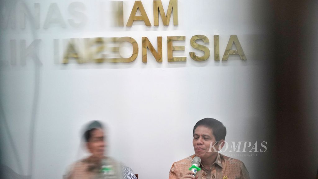 Anggota Ombudsman RI, Jemsly Hutabarat, ketika memaparkan pandangannya saat Peringatan Hari Internasional Menentang Penyiksaan di Kantor Komisi Nasional Hak Asasi Manusia (Komnas HAM), Jakarta, Senin (26/6/2023). 