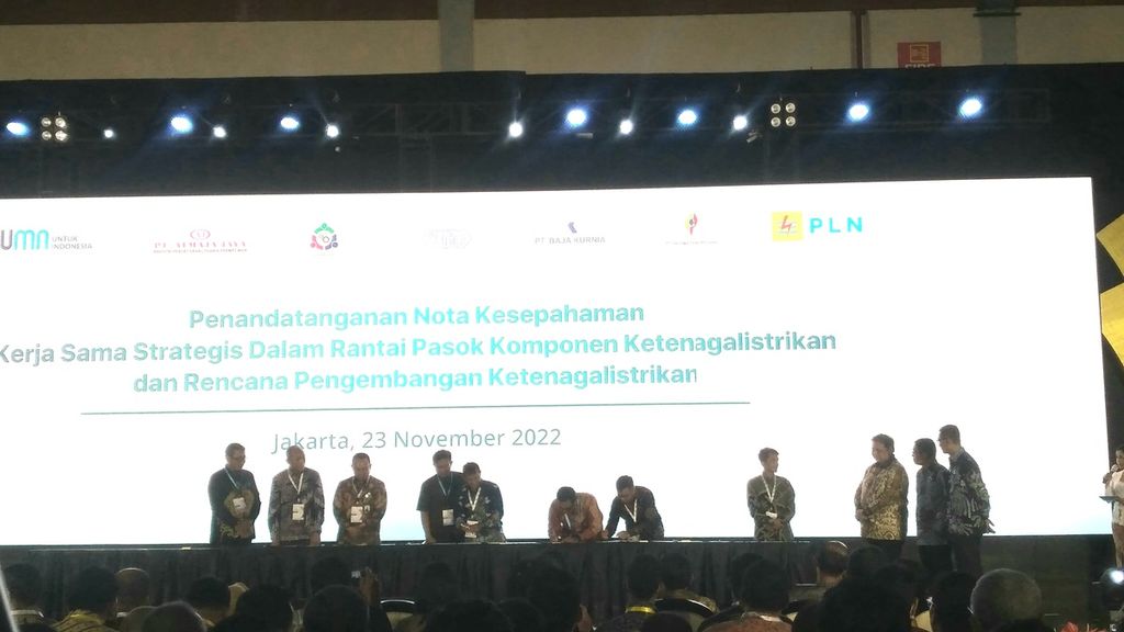 Penandatanganan MoU pada acara pembukaan pameran Tingkat Komponen Dalam Negeri (TKDN) yang bertajuk PLN Local Content Movement for The Nation (Locomotion) 2022” di Jakarta Convention Center, Jakarta Pusat, Rabu (23/11/2022).