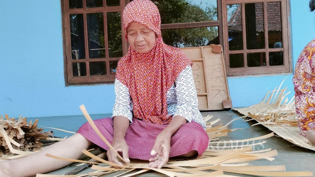 Warga Desa Pasuruhan, Kabupaten Magelang, Jawa Tengah, membuat anyaman berbahan bambu di teras rumahnya, Rabu (30/8/2023).