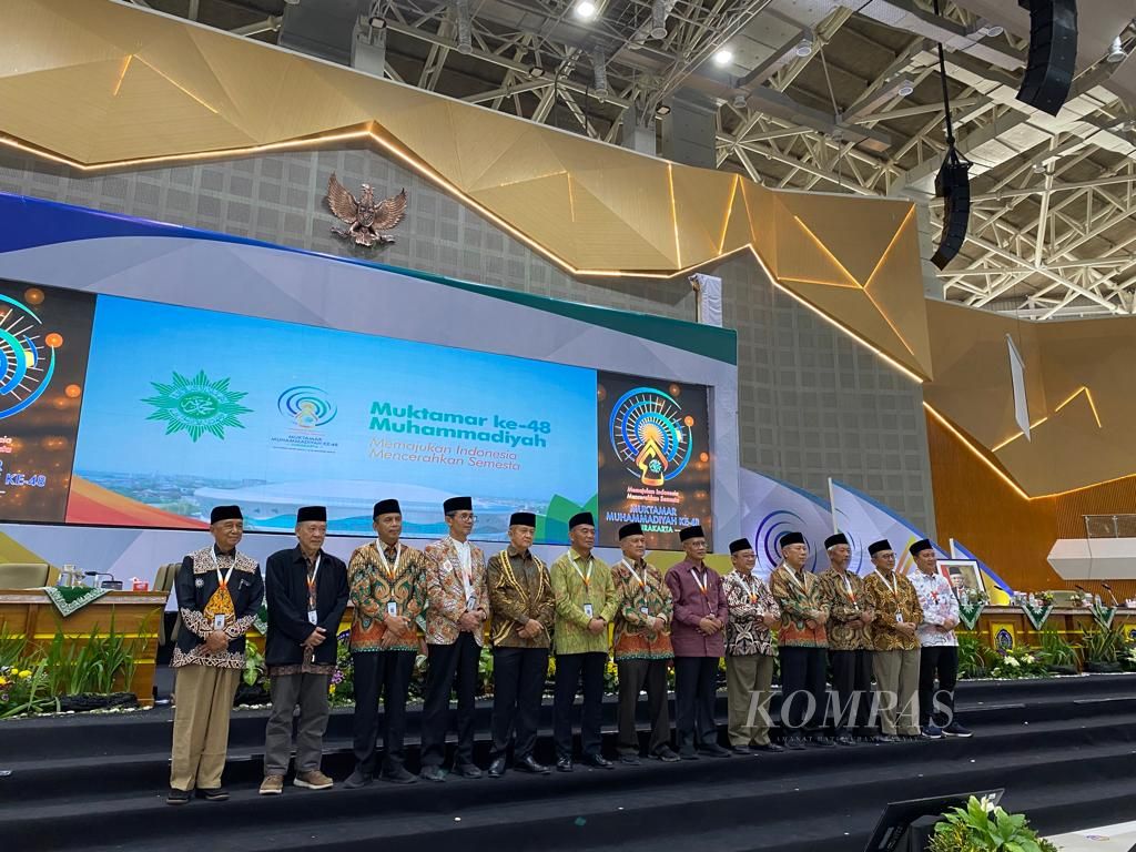 Pimpinan Pusat Muhammadiyah periode 2022-2027 foto bersama saat Muktamar ke-48 Muhammadiyah, di Sukoharjo, Jawa Tengah, Minggu (20/11/2022).