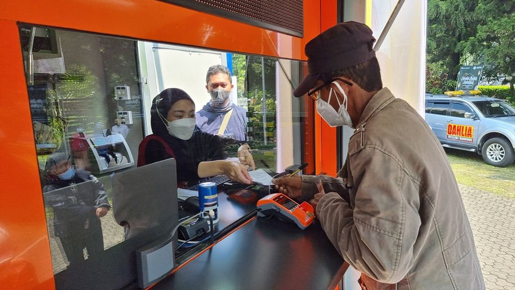 Warga menukarkan uang di kendaraan layanan penukaran kas keliling di Kantor Perwakilan Bank Indonesia Jawa Barat, Kota Bandung, Senin (11/4/2022)