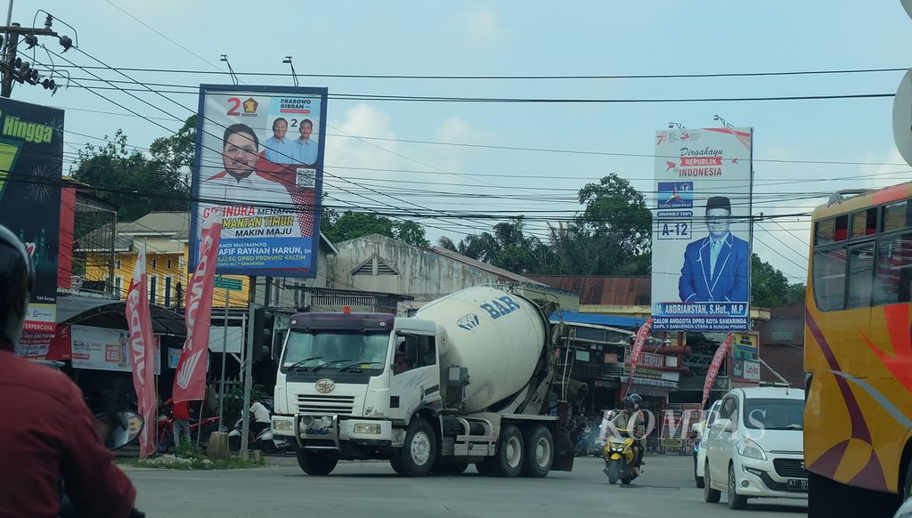 Baliho calon anggota legislatif di area Jalan Wahid Hasyim, Samarinda Ulu, Kota Samarinda, Kalimantan Timur, Sabtu (23/12/2023).