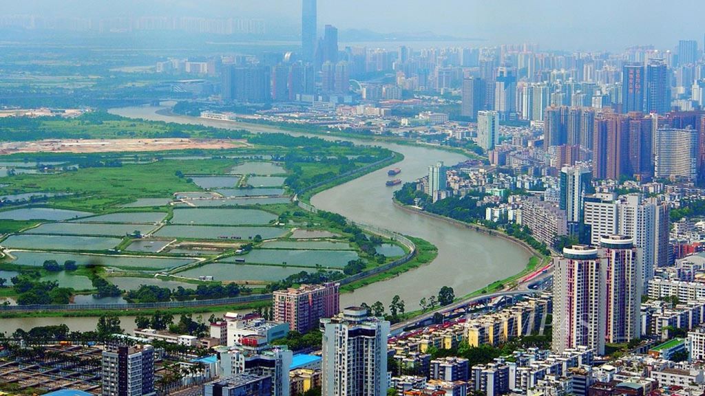 Sungai Shenzhen yang membatasi pinggiran kota Shenzhen, China (23/4/2019). Kota Shenzhen ditetapkan oleh PBB sebagai kota masa depan.
