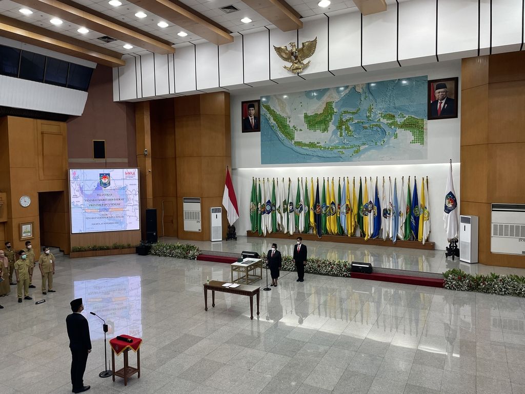 Direktur Penataan Daerah Otonomi Khusus dan Dewan Pertimbangan Otonomi Daerah Kementerian Dalam Negeri Valentinus Sudarjanto Sumito (kiri) dilantik sebagai Sekretaris Daerah Papua Tengah oleh Penjabat Gubernur Ribka Haluk, Selasa (15/11/2022), di Jakarta.