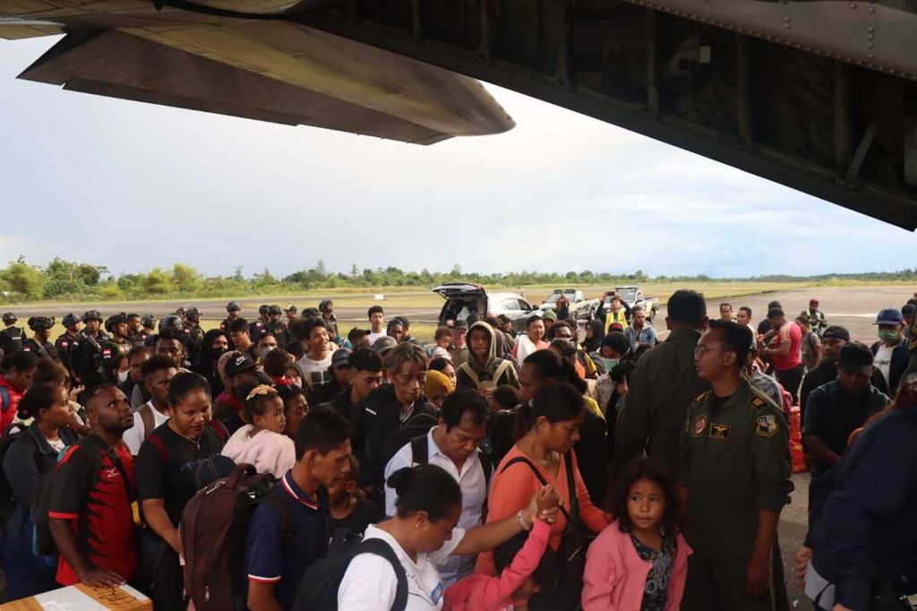 Sebanyak 261 warga Yahukimo "menumpang" pesawat Hercules milik TNI-AU dari Bandara Nop Goliat, Yahukimo, Kamis (16/3/2023). Polda Papua membantah warga ini terbang ke Jayapura karena mengungsi, tapi dikarenakan keperluan lain yang mendesak. Selama sepekan terakhir, penerbangan komersial di Yahukimo terhenti setelah aksi teror penembakan pesawat Trigana Air.