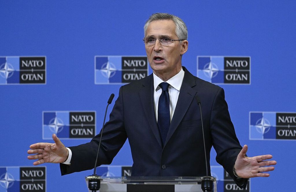 Sekretaris NATO Jens Stoltenberg menyampaikan keterangan kepada pers menyusul ledakan di Polandia timur seusai pertemuan darurat di markas NATO, Brussels, Belgia, Rabu (16/11/2022). 